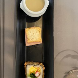 Pietje Pek - Cauliflower soup, foigroi and a small sushi roll.