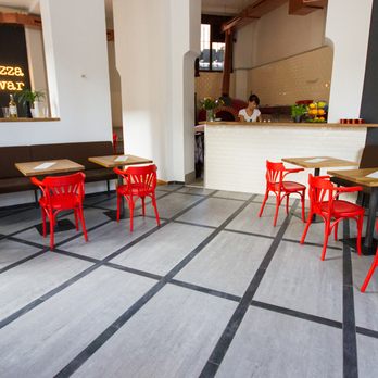Rote Soße - Offen, freundlich und einladend - der vordere Gastraum mit Tresen und dem Herzstück: unser Ofen! - Pizza Near Me - Halle (Saale), ST Rote Soße - Offen, freundlich und einladend - der vordere Gastraum mit Tresen und dem Herzstück: unser Ofen! - Pizza Near Me - Halle (Saale), ST
