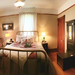 Victorian Lantern Bed & Breakfast - The Prairie Room