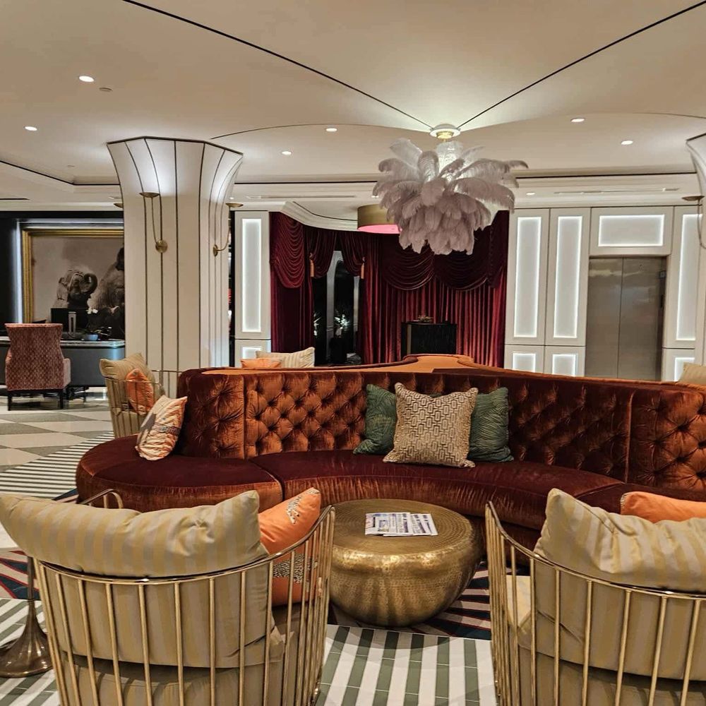 Cirque St. Armands Beachside - Ringside - Hotel lobby - Seafood Near Me - Sarasota, Florida