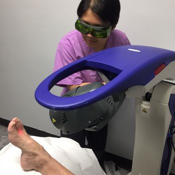 Affiliated Podiatrists - Justine working with a patient - Podiatrists Near Me - Chicago, Illinois