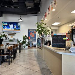 Toss Fried chicken And Ramen - Dining room