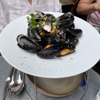 Les Antiquaires - the mussels and frites (yes) - Bistros Near Me - Paris, 75