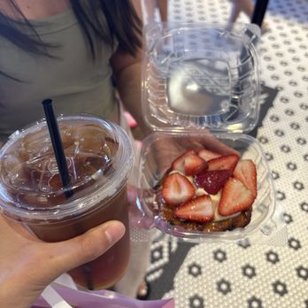 Paris Baguette - peach iced tea , strawberry chocolate chip tart - Bakeries Near Me - Katy, Texas