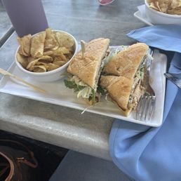 Grilled Mahi Mahi with Chips Grilled Mahi Mahi with Chips