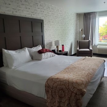 Oxford Suites Redding - The room - Hotels Near Me - Redding, California Oxford Suites Redding - The room - Hotels Near Me - Redding, California