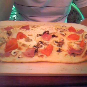 El Bolero - Flammkuchen mit Tomaten, Pilzen und Schinken - Pubs Near Me - Freiburg, BW