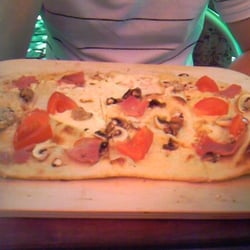 El Bolero - Flammkuchen mit Tomaten, Pilzen und Schinken