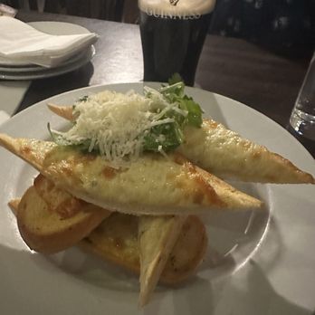 The Quays Irish Restaurant - Cheesy garlic bread 2.5/5 - Irish Near Me - Dublin, D