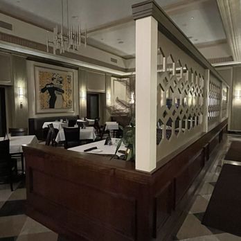 Ambassador Hotel Milwaukee - Hotel restaurant The Fitz - Hotels Near Me - Milwaukee, Wisconsin