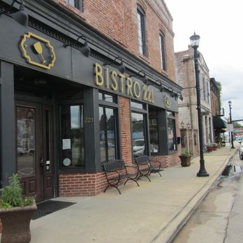 Bistro 221 - This is the front view of 221 N. Parler Ave. In St. George, Bistro 221. Close to Hwy 78, 95, and I-26. - American Near Me - Saint George, South Carolina