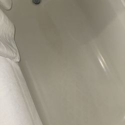 Holiday Inn Express & Suites Camden - Dirty bathtub