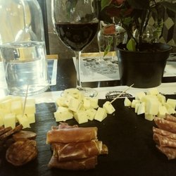 G Salinas Enoteca - Good selection of wines from the Valle de Guadalupe