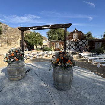 1flowergirl - Fall ranch themed barrel floral arrangements by @1flowergirl - Floral Designers Near Me 1flowergirl - Fall ranch themed barrel floral arrangements by @1flowergirl - Floral Designers Near Me