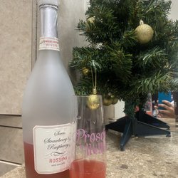 Crimpers Bizarre Salon - They offer wine to their customers