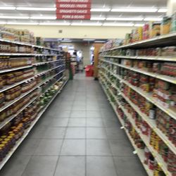 Piggly Wiggly - Grocery aisle
