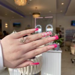 Golden Nails And Spa - Very beautiful salón! staff is very friendly. I will definitely com back! i love it