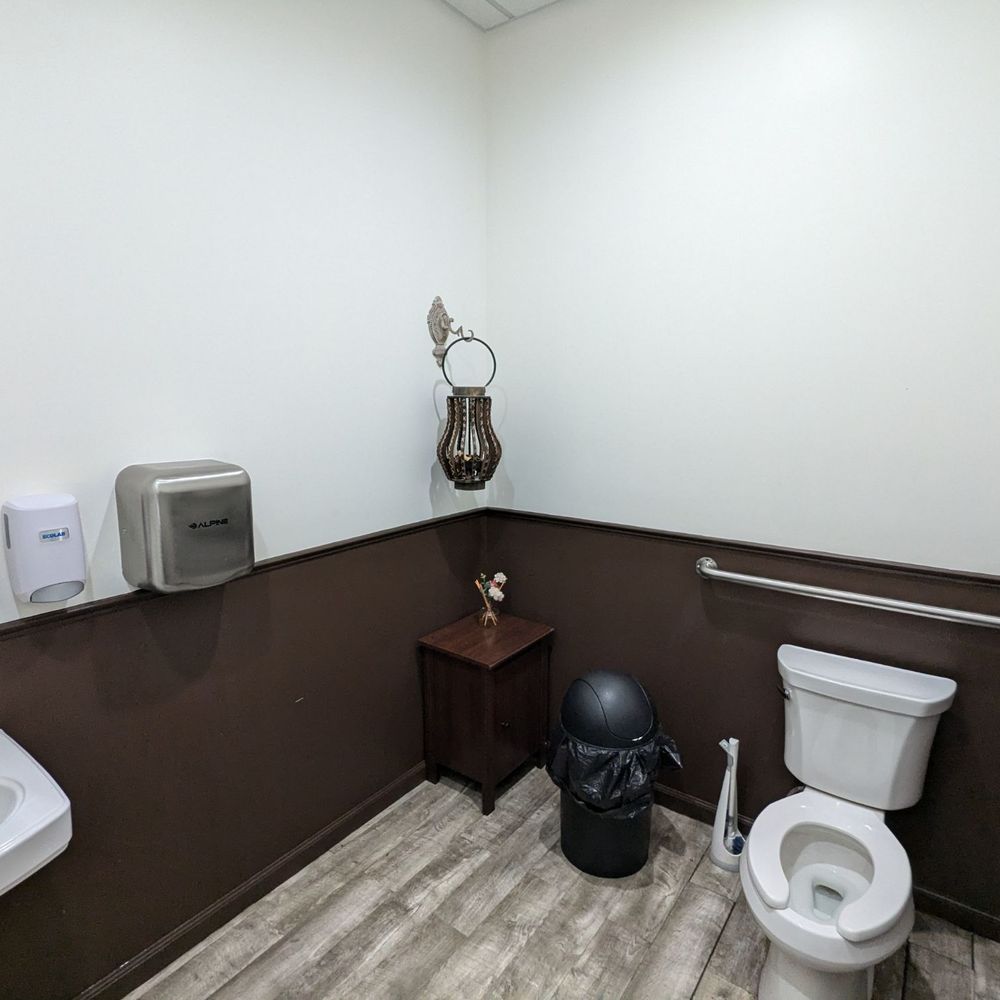 ONGA - Bathroom (kinda clean) - Korean Near Me - Fort Lee, New Jersey ONGA - Bathroom (kinda clean) - Korean Near Me - Fort Lee, New Jersey