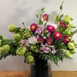 Table arrangement with flow