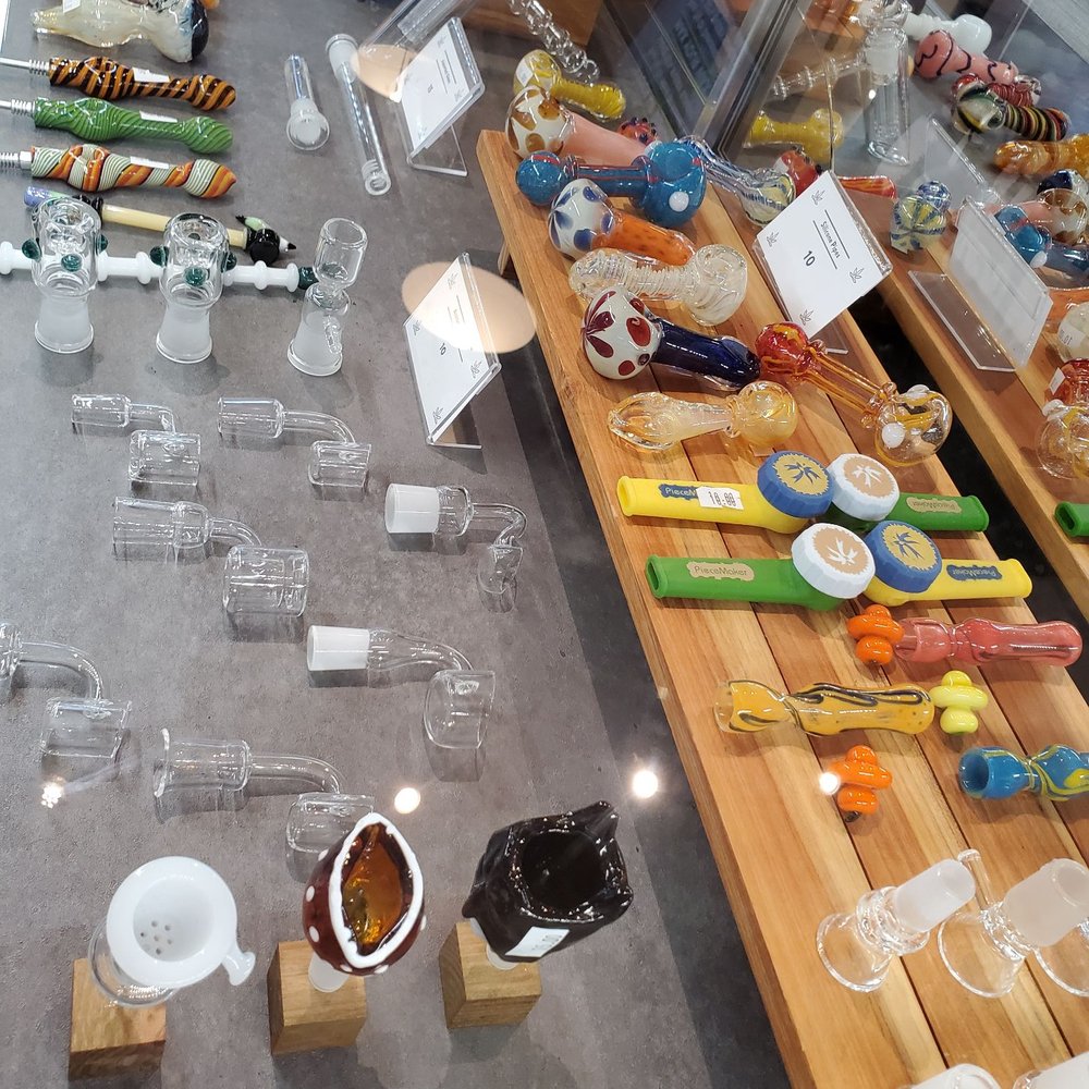Higher Leaf - Im impressed by these guys' displays- real clean my dudes - Cannabis Dispensaries Near Me - Bellevue, Washington