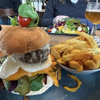 Bierbrouwerij de Koningshoeven - Hamburger with the sauces dripping and fries - Breweries Near Me - Berkel-Enschot, New Brunswick