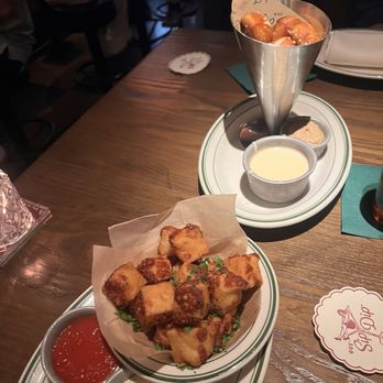 Gus' Sip & Dip - Pubs Near Me - Chicago, Illinois Gus' Sip & Dip - Pubs Near Me - Chicago, Illinois