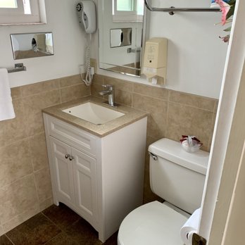 Sundown Inn - Double room bathroom - Hotels Near Me - Morro Bay, California Sundown Inn - Double room bathroom - Hotels Near Me - Morro Bay, California