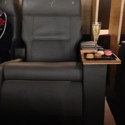 Cinéma Europacorp - Un siège en salle First (Coupe de champagne et macarons Pierre Hermé inclus dans le prix de la séance)