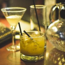 Podium Club - Buena música, buen ambiente. Es muy amplio en su interior. Y cuenta con variedad de bebidas a bajo costo.