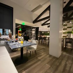 The Lakehouse - Restaurant Interior