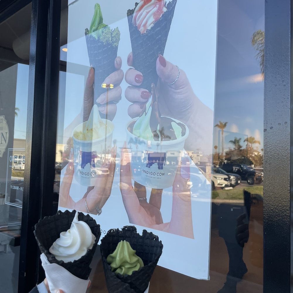 Milk, green tea flavors in black sesame waffle cone Milk, green tea flavors in black sesame waffle cone