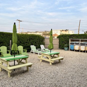 Ocean Resort Inn - Picnic tables & beach chairs - Hotels Near Me - Montauk, New York