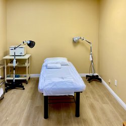 Wenche Chung, MD & Kuoting Lee, L Ac - Treatment room