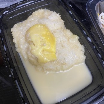 Golden Spoon - Sweet Sticky Rice with Durian - tiny piece of durian and the rice was a little too sweet for my liking but still good - Thai Near Me - Manteca, California