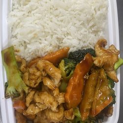 Chicken with broccoli dinner comes with egg