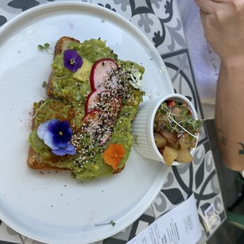 Society Kitchen - Avocado Toast on gluten free bread & tiny Side Country Potatoes - New American Near Me - Santa Monica, California Society Kitchen - Avocado Toast on gluten free bread & tiny Side Country Potatoes - New American Near Me - Santa Monica, California