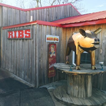 The Farmhouse - Make a U turn for the pig. - Barbeque Near Me - Dawson, Georgia