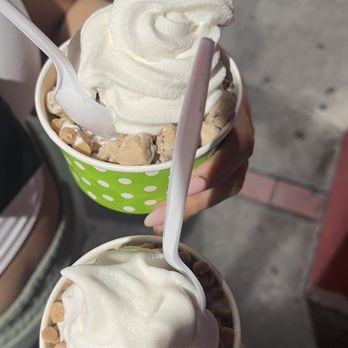 Wanna Chill - 2 White chocolate macadamia yogurt - Ice Cream & Frozen Yogurt Near Me - Redondo Beach, California Wanna Chill - 2 White chocolate macadamia yogurt - Ice Cream & Frozen Yogurt Near Me - Redondo Beach, California