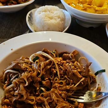 Sukho Thai - Shrimp & Chicken pad thai, cashew chicken, yellow curry - Thai Near Me - Markham, Ontario Sukho Thai - Shrimp & Chicken pad thai, cashew chicken, yellow curry - Thai Near Me - Markham, Ontario