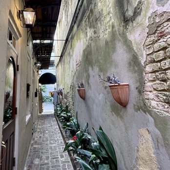 82 Queen - Entrance to patio - Southern Near Me - Charleston, South Carolina