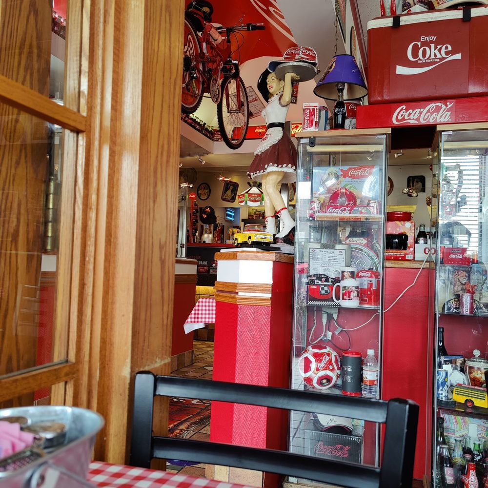Troy's Diner - a table with a red checkered tablecloth - Diners Near Me - Milton, Ontario Troy's Diner - a table with a red checkered tablecloth - Diners Near Me - Milton, Ontario