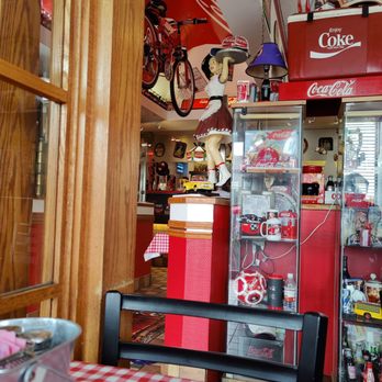 Troy's Diner - a table with a red checkered tablecloth - Diners Near Me - Milton, Ontario