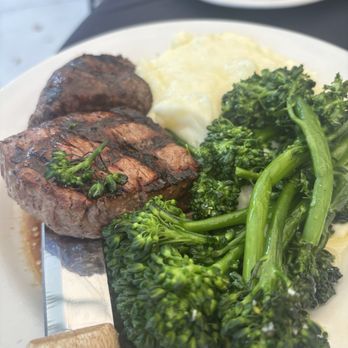 Russo's - Filet with broccolini and mashed potatoes - Italian Near Me - Peninsula, Ohio
