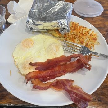 Mama's Egg House - 3 eggs toast hash browns and bacon - Breakfast & Brunch Near Me - Idyllwild, California