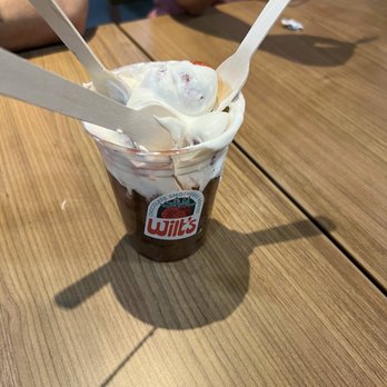 Wilt’s Berries - Wilts berry with crème - Desserts Near Me - Philadelphia, Pennsylvania