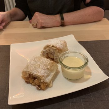Chapeau! - Apfel Strudel - Cocktail Bars Near Me - Füssen, BY Chapeau! - Apfel Strudel - Cocktail Bars Near Me - Füssen, BY