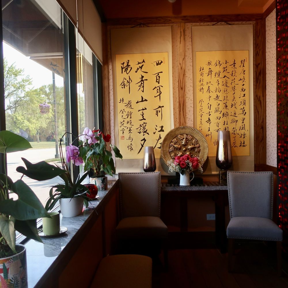 Yu's Mandarin - Attractive and colorful decor in the entrance foyer. - Chinese Near Me - Wheeling, Illinois