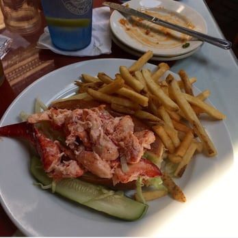 Fresh Ketch - Lobster roll - Seafood Near Me - Hyannis, Massachusetts