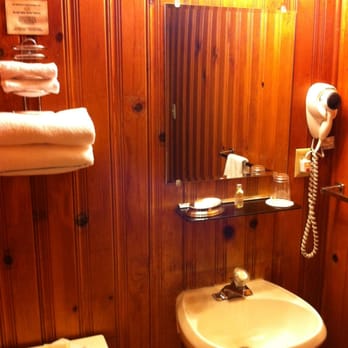 Arnold Timberline Lodge - Bathroom - Vacation Rentals Near Me - Arnold, California