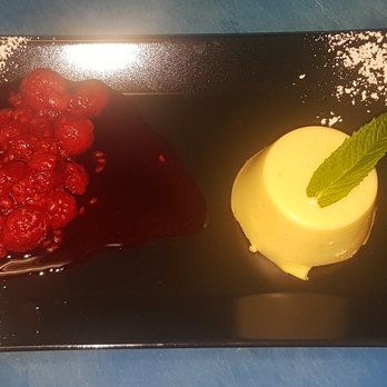 Zigarre - Mango Panna Cotta mit warmen Himbeeren - German Near Me - Leipzig, SN